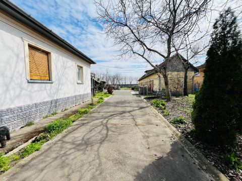 Eladó Ház 2254 Szentmártonkáta Kádár-kocka, 3 szobával + nappalival, nagy melléképülettel!