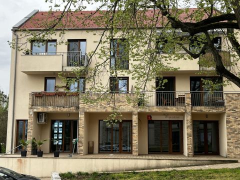 Eladó Iroda 2011 Budakalász Budakalászon, Promontor lakóparkban, üvegportálos üzlet!