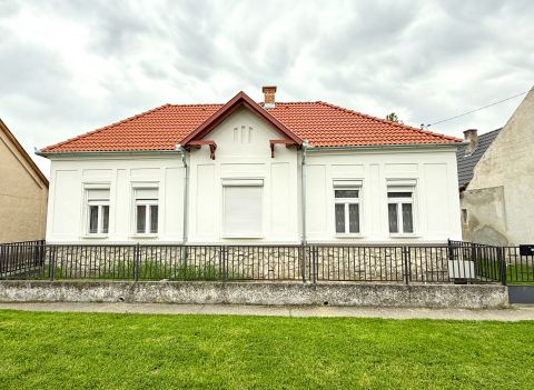 Eladó Ház 7971 Hobol , Felújított,két generációs ház,garázzsal,melléképülettel