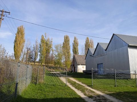 Eladó Ipari 8422 Bakonynána , 8422 Bakonynána, csendes