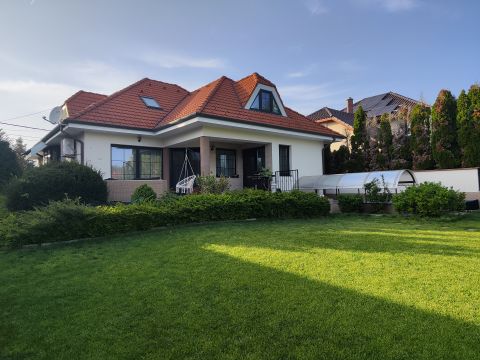 Eladó Ház 8000 Székesfehérvár , csendes, kertvárosi utcában - Maroshegyen
