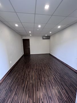 Eladó Üzlethelyiség 4024 Debrecen , Belváros csendes utcájában