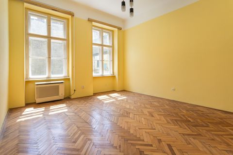 Eladó Lakás 1093 Budapest 9. kerület Kálvin tér közelében emeleti, csendes lakás szép házban