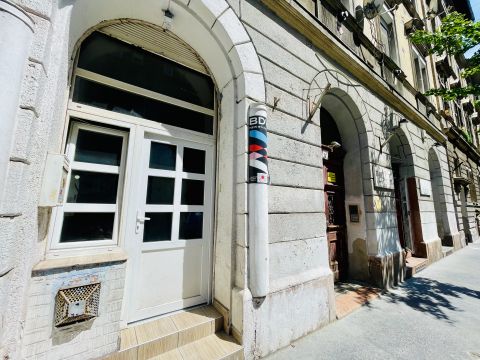 Eladó Üzlethelyiség 1078 Budapest 7. kerület , Felújított ingatlan a belváros szívében