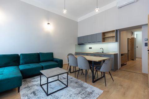 Eladó Lakás 1084 Budapest 8. kerület , József körútnál 2 hálós, 2 fürdős felújított lakás terasszal