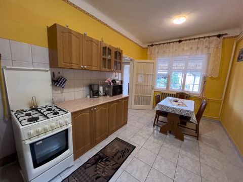 Eladó Ház 2740 Abony , Abonyban központtól 5 percre 4 szobás 142nm-es Csokra alkalmas ház eladó!