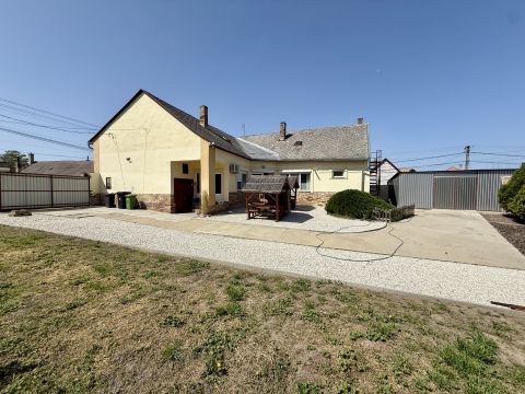 Eladó Ház 7133 Fadd , felújított 4 szobás ház