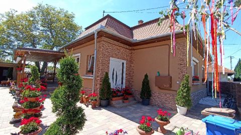 Eladó Ház 5126 Jászfényszaru , 5126 Jászfényszaru, Központ közeli