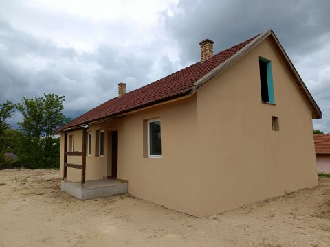 Eladó Ház 2765 Farmos Farmoson központ közelében 3 szoba + nappalis 81 nm-es ház hatalmas telekkel eladó! 