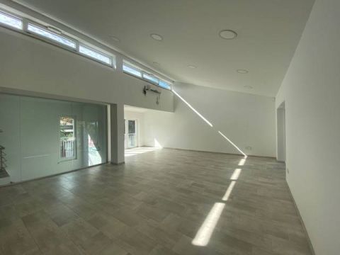 Kiadó Üzlethelyiség 1037 Budapest 3. kerület , Forgalmas út mellett, 1.emeleti 60 m2 Üzlethelyiség kiadó