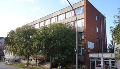 Eladó Üzlethelyiség 8000 Székesfehérvár 67 m2- es utcafronti üzlethelyiség terasszal központi helyen