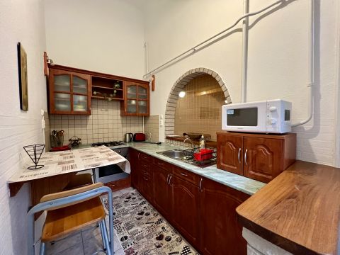 Eladó Lakás 1065 Budapest 6. kerület Nagymező utcában emeleti 2 szobás lakás