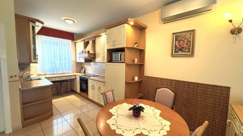 Kiadó Ház 4032 Debrecen , Nyulas városrészen nappali + 4 szobás sorházi ingatlan KIADÓ