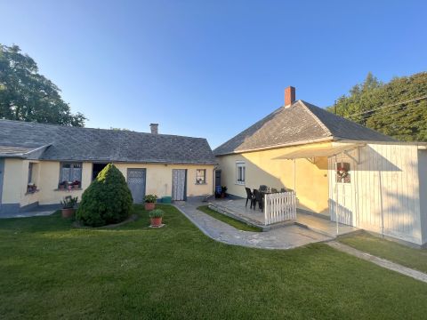 Eladó Ház 8420 Zirc , Eladó családi ház, nagy telekkel