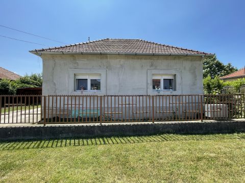 Eladó Ház 3063 Jobbágyi , Aszfaltozott, csendes utcába