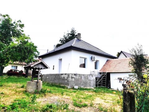 Eladó Ház 2114 Valkó , Felújított ház zsákutcában csendes helyen