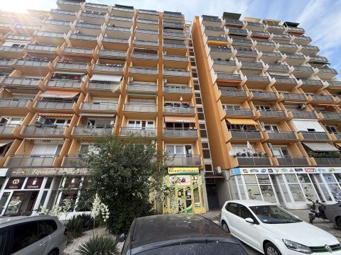 Eladó Lakás 6000 Kecskemét Erkélyes garzonlakás eladó a Széchenyivárosban
