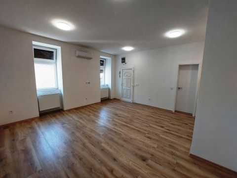 Eladó Lakás 9400 Sopron , Széchenyi térhez közel eladó 58m2-es felújított lakás