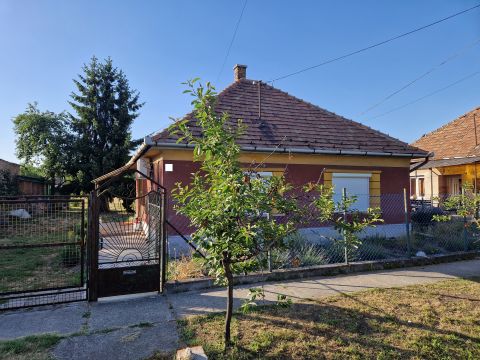 Eladó Ház 2200 Monor Monoron közel a Jászai iskolához bővíthető Kádár-kocka ház 