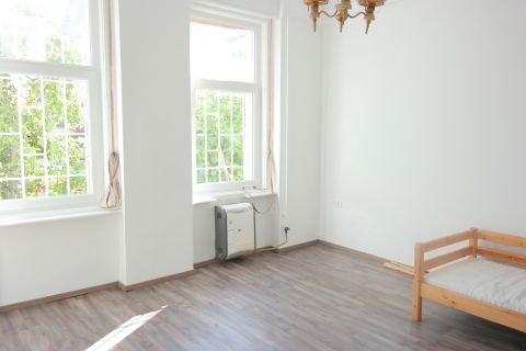 Eladó Lakás 1184 Budapest 18. kerület Frissen festett és burkolt, földszint ellenére is napfényes!