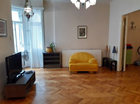 Kiadó Lakás 1075 Budapest 7. kerület Károly körúton 2 szoba hallos bútorozott, gépesített lakás