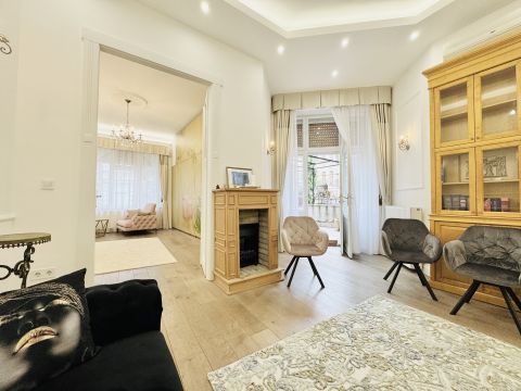 Eladó Lakás 1067 Budapest 6. kerület , Nagy teraszos, felújított, 3 szobás lakás