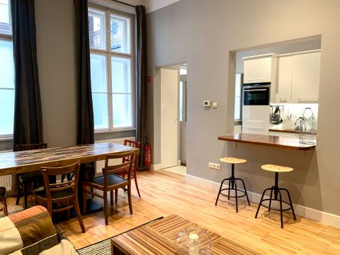 Eladó Lakás 1061 Budapest 6. kerület , Belvárosi ingatlan az Andrássy út, Erzsébet tér és Opera köz