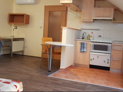 Kiadó Lakás 7621 Pécs , Kiadó újszerű garzon a Jókai téren