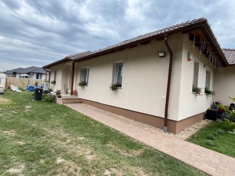 Eladó Ház 2163 Vácrátót Erdőszéli csendes utcában családi ház eladó