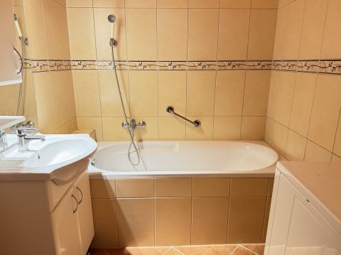 Eladó Lakás 5600 Békéscsaba , Magasföldszinti lakás, hőszigetelt tömb.