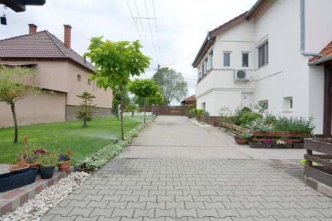 Eladó Ház 6044 Kecskemét , Hetényegyházán 3 lakóegységes családi ház, dupla garázs