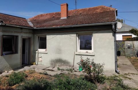 Eladó Ház 6000 Kecskemét , Kecskemét, Kétrendbeli családi ház
