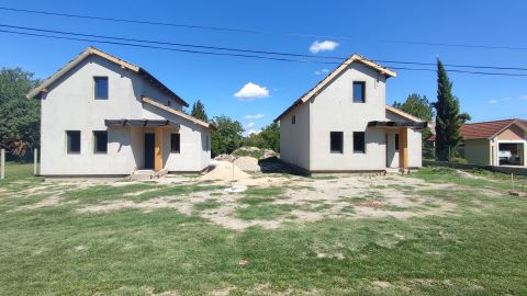 Eladó Ház 8648 Balatonkeresztúr , Hullám utcai strandtól 10 percre újépítésű nyaraló (B)