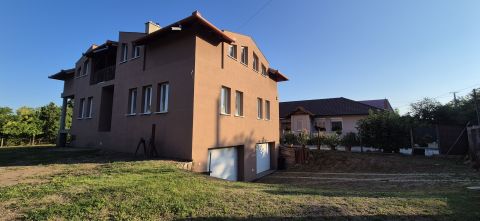 Eladó Ház 2200 Monor , Befektetőknek, nagycsaládosoknak kiváló családi ház eladó