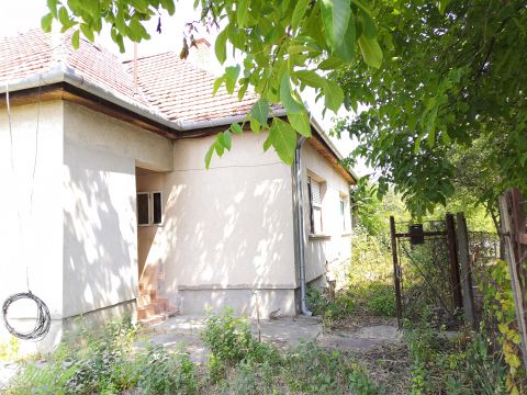 Eladó Ház 6080 Szabadszállás , Két generációnak is optimális, tégla építésű