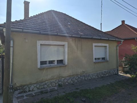Eladó Ház 7200 Dombóvár , Családi ház karnyújtásnyira a belvárostól