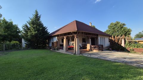 Eladó Ház 6035 Ballószög Nappali+ 3 szobás 160nm-es ház,  garázs, 1420nm telken