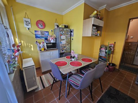 Eladó Lakás 6000 Kecskemét Egyetem közelében, az Izsáki úton erkélyes, 3 szobás lakás e