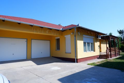 Eladó Ház 8000 Székesfehérvár , Öreghegy, 2010-ben épült önálló ház, egyszintes.