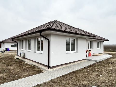 Eladó Ház 2730 Albertirsa , VASÚTÁLLOMÁSHOZ KÖZEL
