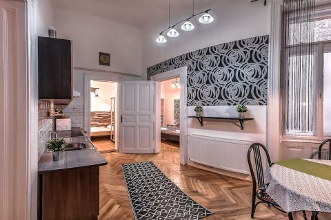 Eladó Lakás 1088 Budapest 8. kerület , Blaha Lujza térnél