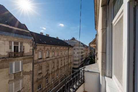 Eladó Lakás 1052 Budapest 5. kerület Magasemeleti, napfényes, két erkélyes 4 szobás saroklakás
