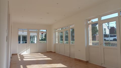Kiadó Üzlethelyiség 2120 Dunakeszi , Fő út