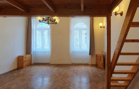 Eladó Lakás 1074 Budapest 7. kerület Galériás, költözhető lakás a New York Café szomszédságában!