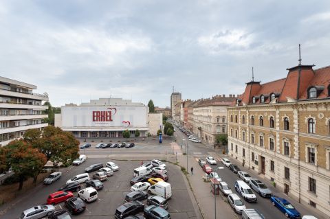 Eladó Lakás 1087 Budapest 8. kerület , Teraszos, nappali+3 szobás, napfényes, jól alakítható lakás