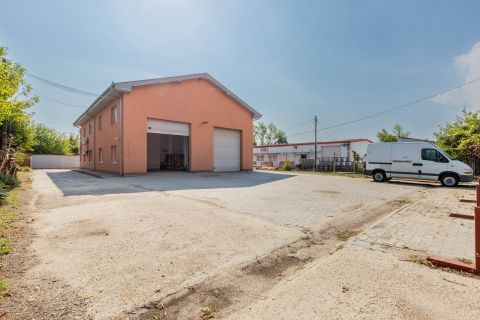 Eladó Ipari 1142 Budapest 14. kerület Az M3-as közelében újszerű irodaépület hatalmas csarnokkal