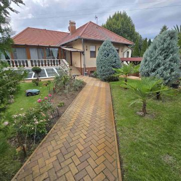 Eladó Ház 6000 Kecskemét , EXKLUZÍV CSALÁDI HÁZ A PETŐFIVÁROS KÖZELÉBEN!