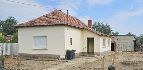 Eladó Ház 6114 Bugac , Bugacon eladó egy 55 m2-es felújítandó ház melléképülettel.
