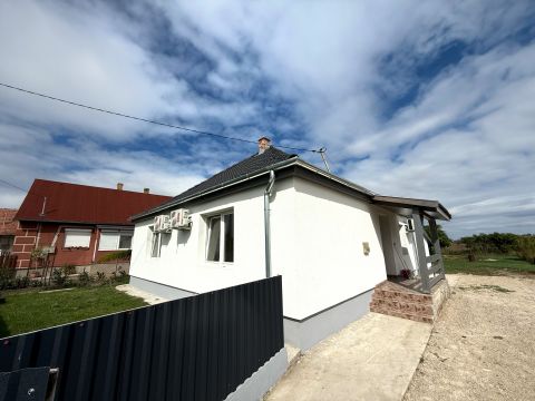 Eladó Ház 8123 Soponya Soponya családi házas övezet