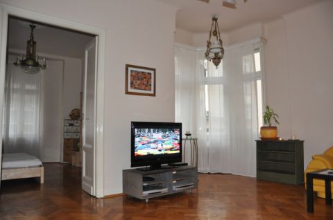 Eladó Lakás 1075 Budapest 7. kerület Zsinagógától karnyújtásnyira, 2 szoba hallos lakás 